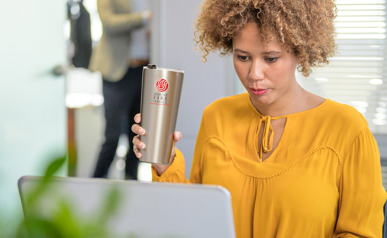 Metro - Taza de viaje con logotipo gallery thumbnail